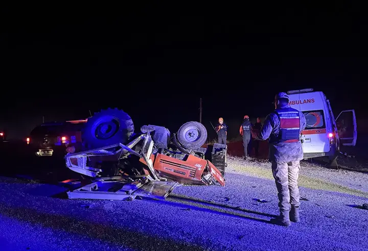 Erzurum'da feci kaza! Ambulans ile traktör çarpıştı: 4 yaralı