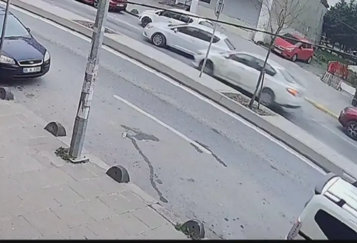 İstanbul - Arnavutköy'de 2 otomobil çarpıştı: 3 yaralı