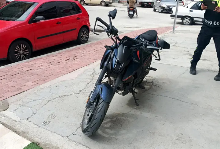 Otomobille çarpışan motosikletin sürücüsü yaralandı
