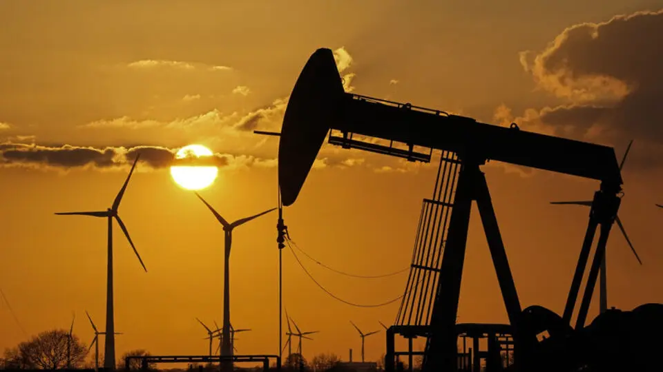Arz fazlası endişeleri petrol fiyatlarını aşağı çekiyor