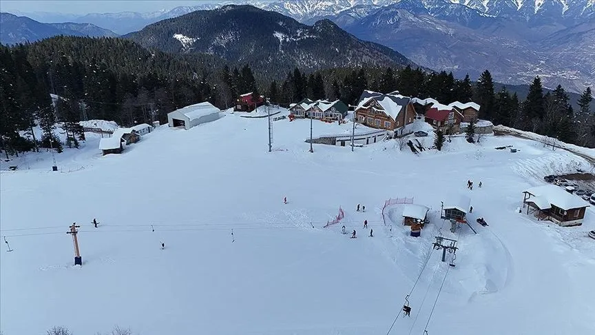 Artvin Atabarı Kayak Merkezi ziyaretçilerini ağırlamaya devam ediyor