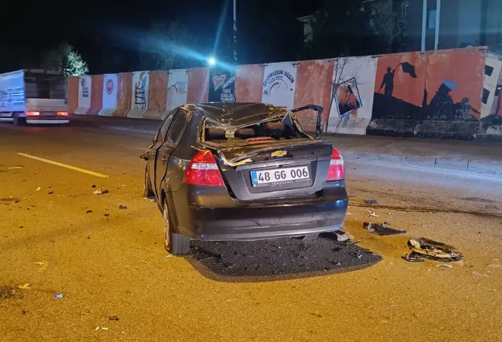 Bingöl’de otomobil refüje çarpıp takla attı: 2 yaralı