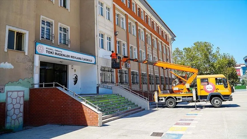 Ümraniye'de okullara yeni eğitim dönemi öncesi bakım ve onarım desteği