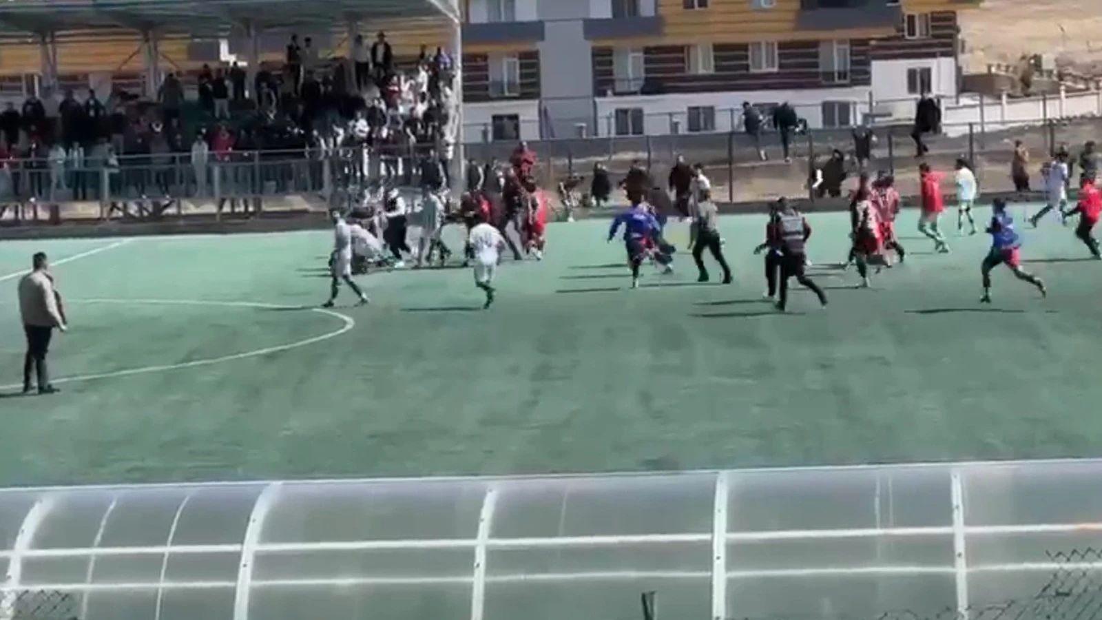 Adres Kars: Futbol sahası, savaş alanına döndü