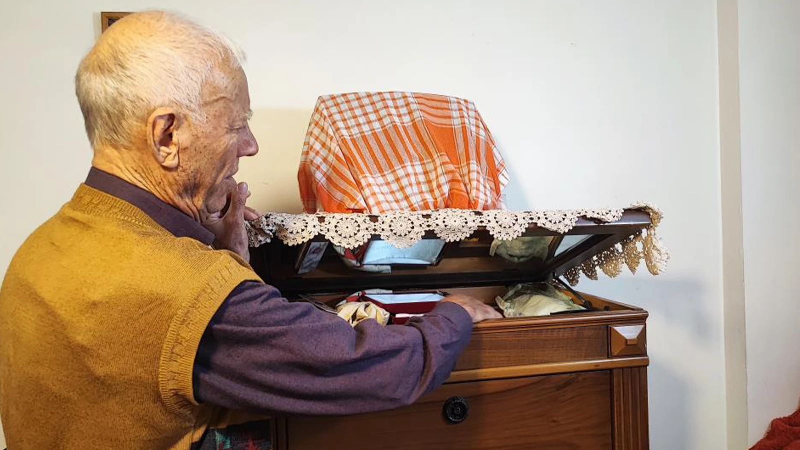 Görme ve duyma engelli adamın sakladığı 1 kilo altın çalındı
