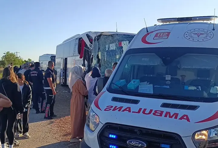 Yolcu otobüsü yem yüklü tıra çarptı: 9 yaralı