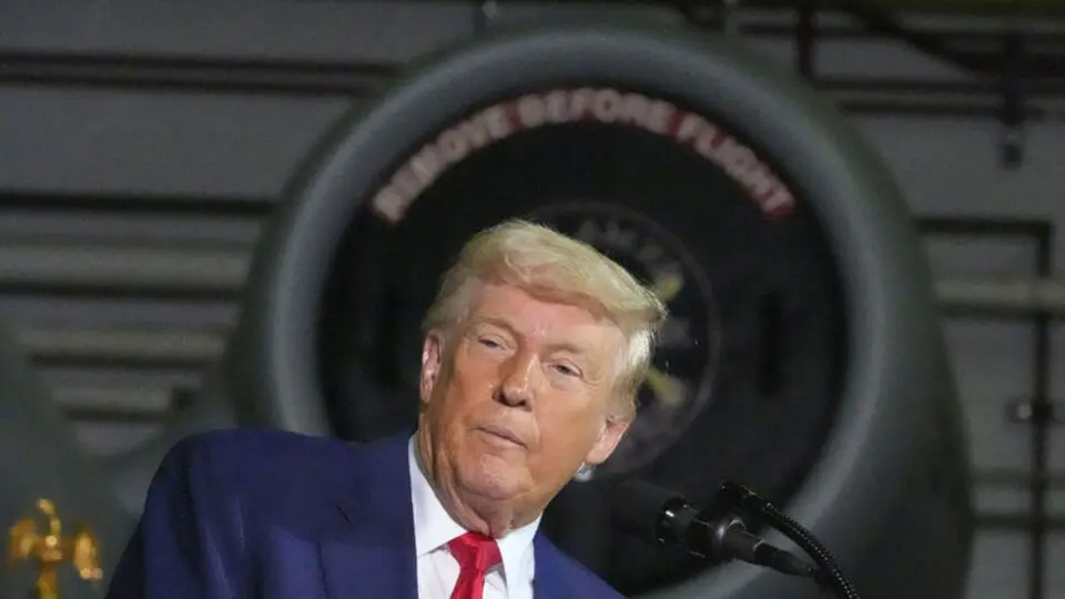 Trump, ekonominin daralmasından Biden'ı sorumlu tuttu