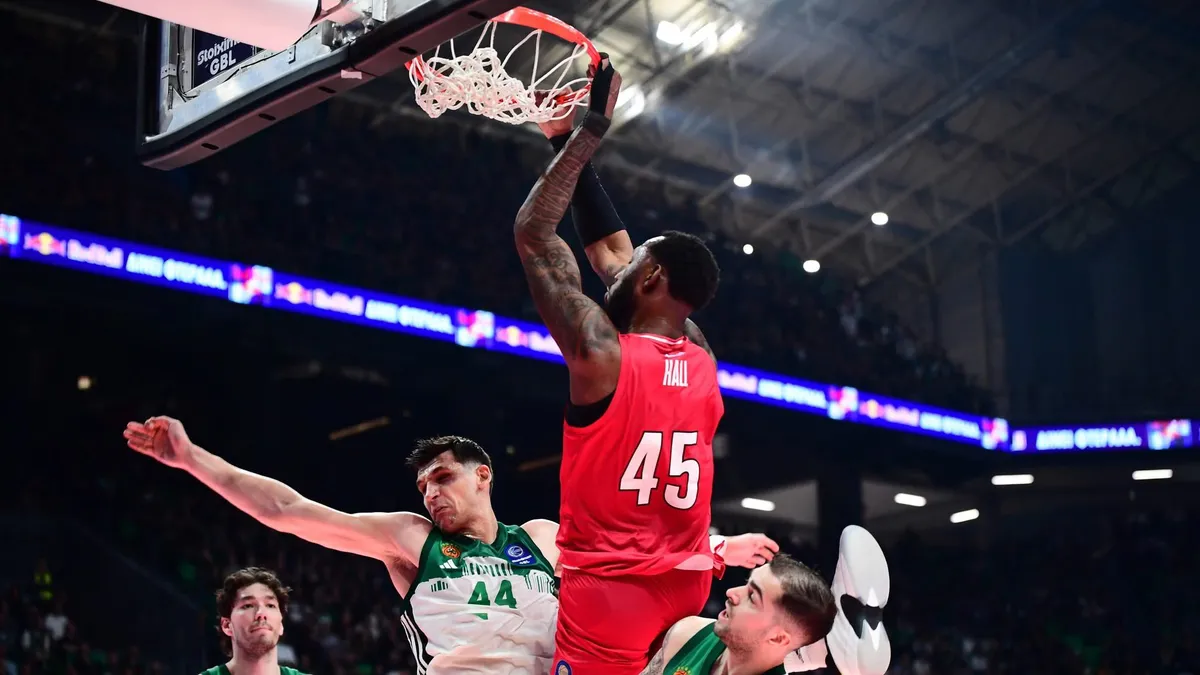 Ergin Ataman ve Cedi Osman'lı Panathinaikos olaylı derbide Olympiakos'a kaybetti