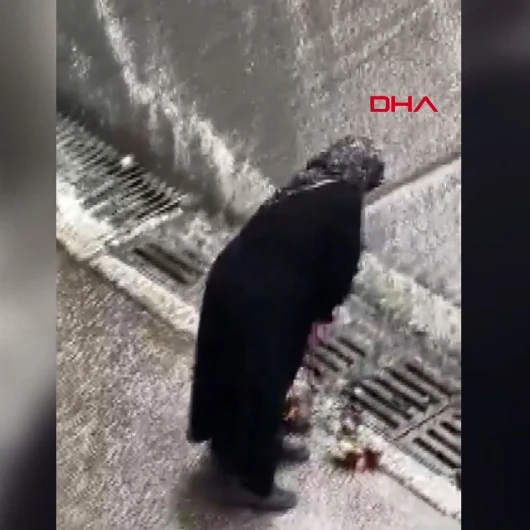 İstanbul'da Bir Kadın Sağanak Yağışalar Sele Neden Olmasın Diye Mazgallardaki Yaprakları Temizledi