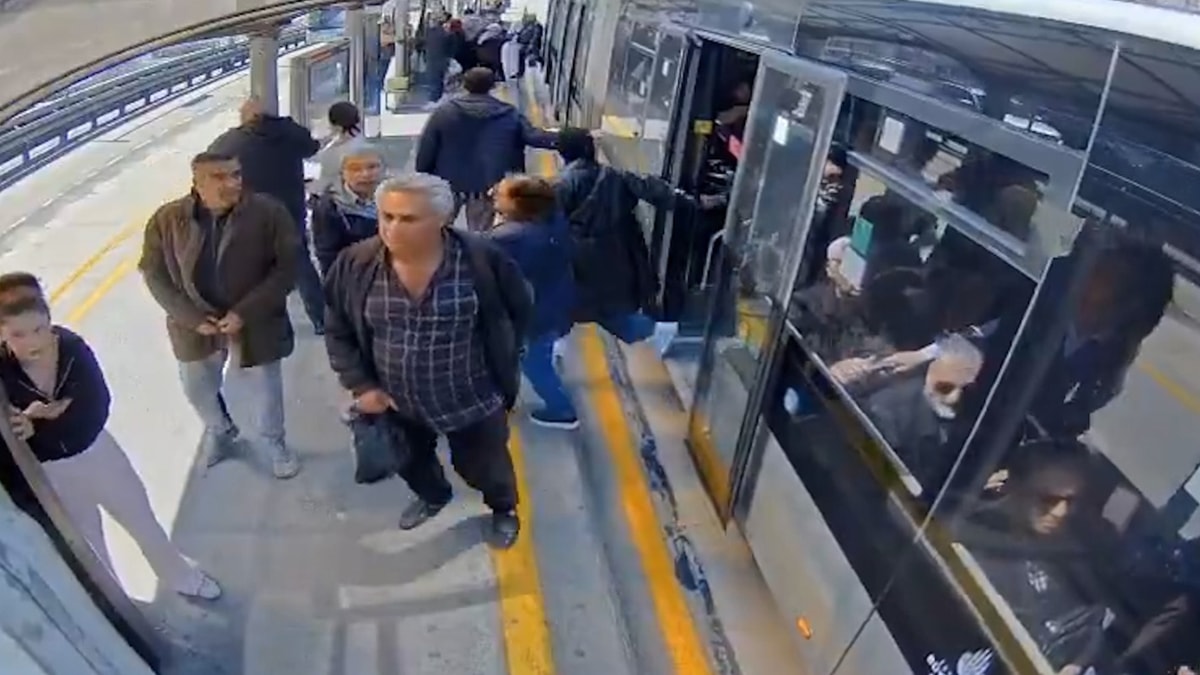 Metrobüs durağında deprem anı: Yolculardan bazıları oturmaya devam etti