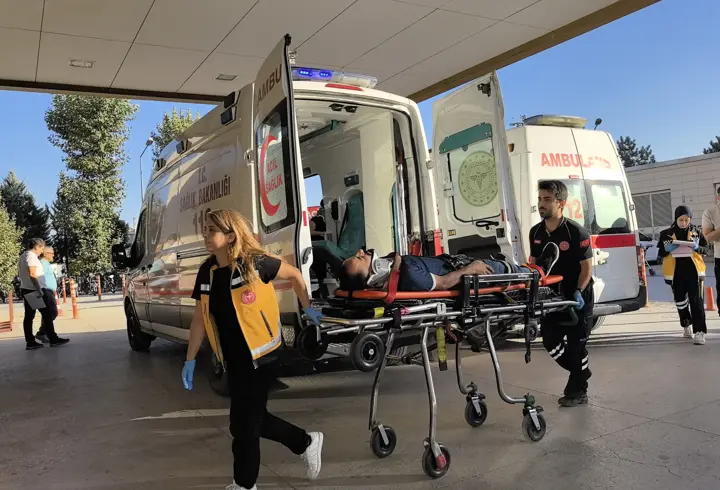 Bursa'da iki otomobil kafa kafaya çarpıştı: 4 yaralı