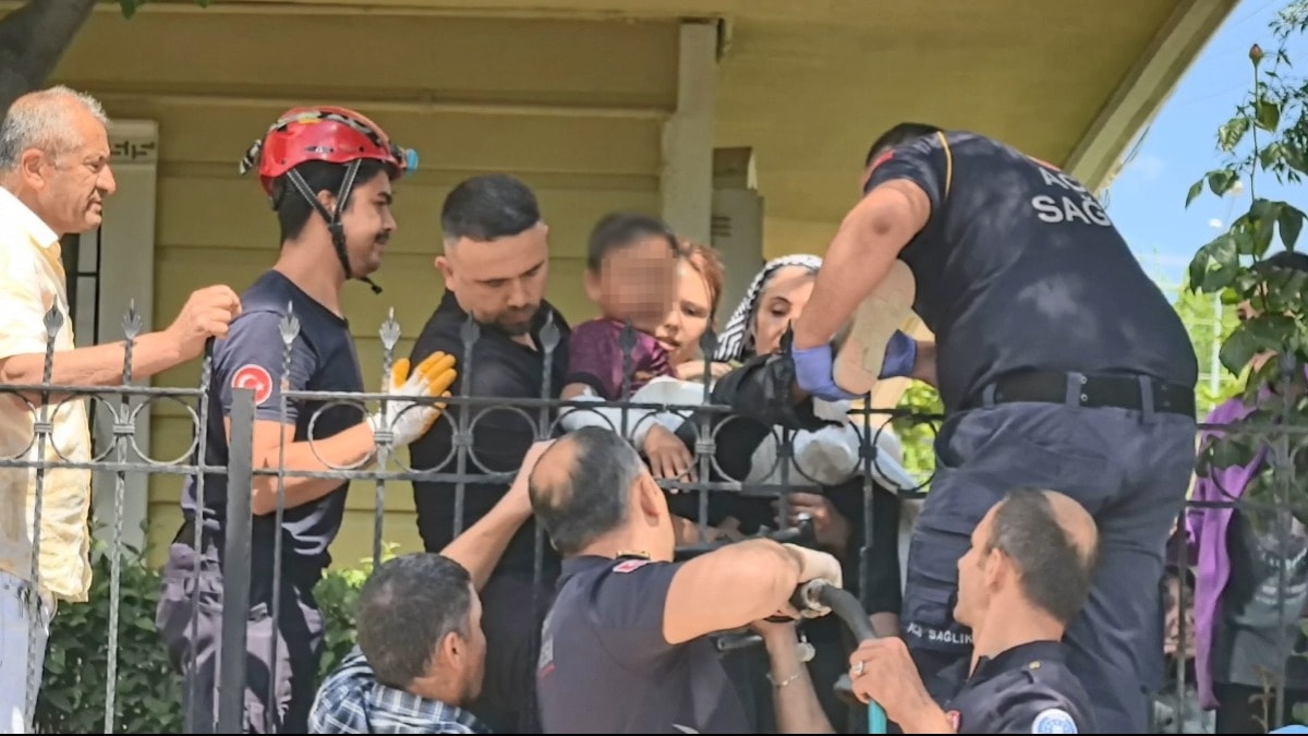 11 yaşındaki çocuğun bacağına korkuluk demiri saplandı
