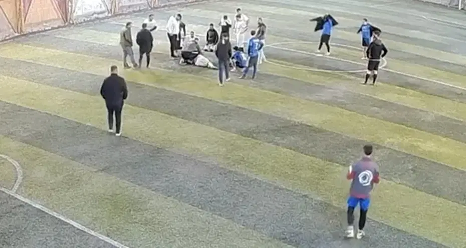Halı sahada dili boğazına kaçan oyuncuya müdahale kamerada