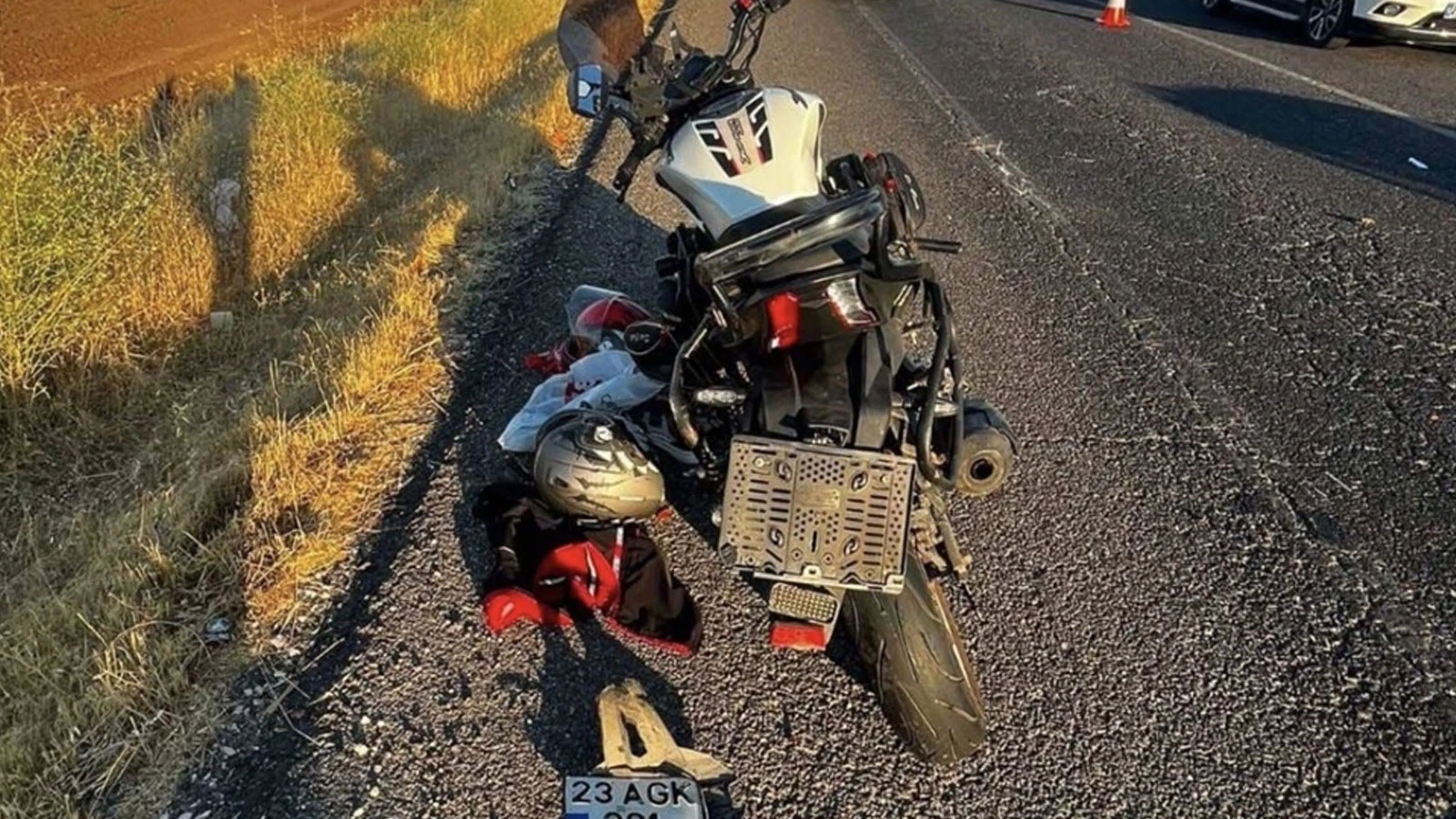 Diyarbakır'da kamyonet ile motosiklet çarpıştı: 27 yaşındaki genç yaşamını yitirdi