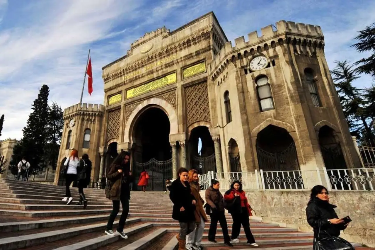İü’de Hazırlık Kitapları Cep Yakıyor: Öğrenci Ucuz Kitap Almasın Diye ‘Kod’ Oyunu