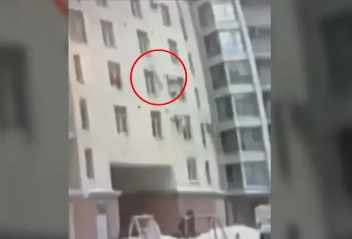 Mucize kurtarış! 7’nci kattan düşen çocuğu havada yakaladı