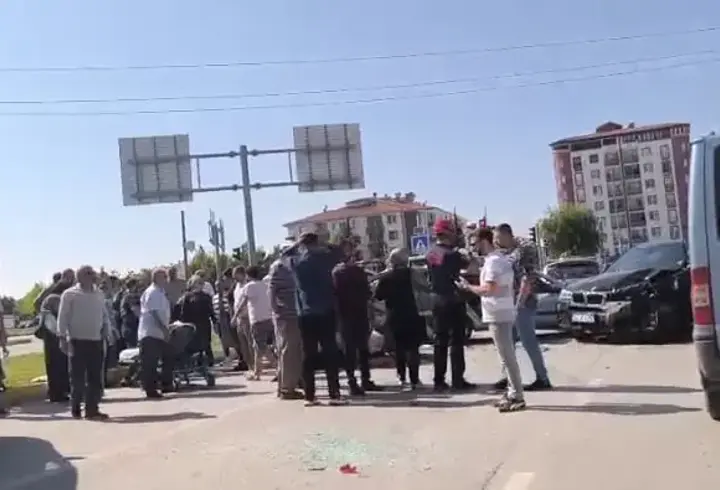 5 otomobilin karıştığı zincirleme kazada 6 yaralı