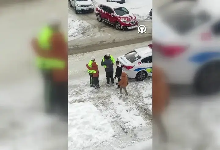 Van’da beyaz örtü eğlenceye dönüştü! Polisler çocuklarla kar topu oynadı