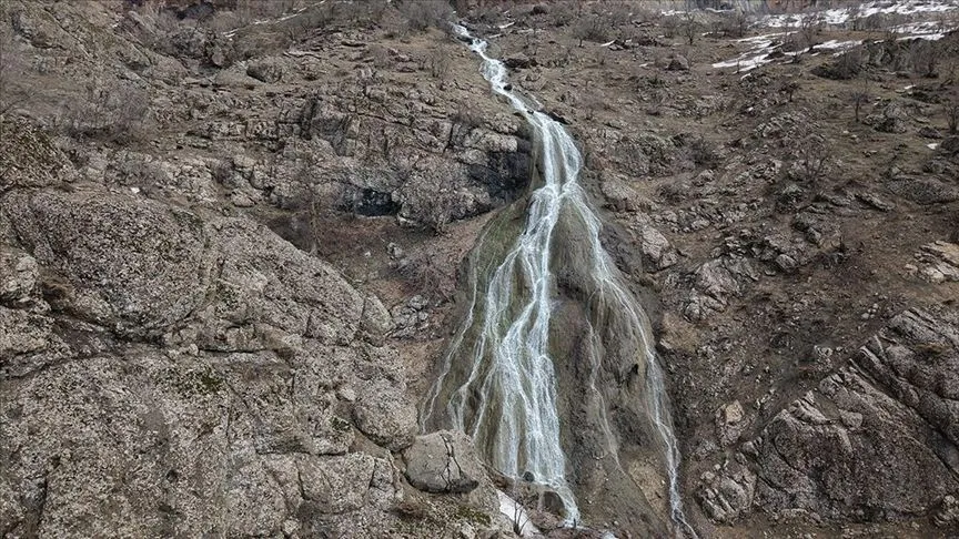 Hakkari'de karların erimesiyle Kırca Şelalesi yeniden canlandı