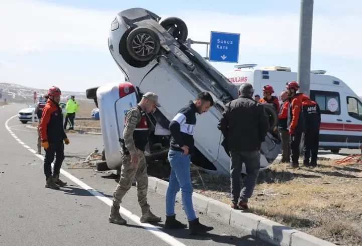 Kars'ta iki otomobil çarpıştı: 1 ölü, 6 yaralı