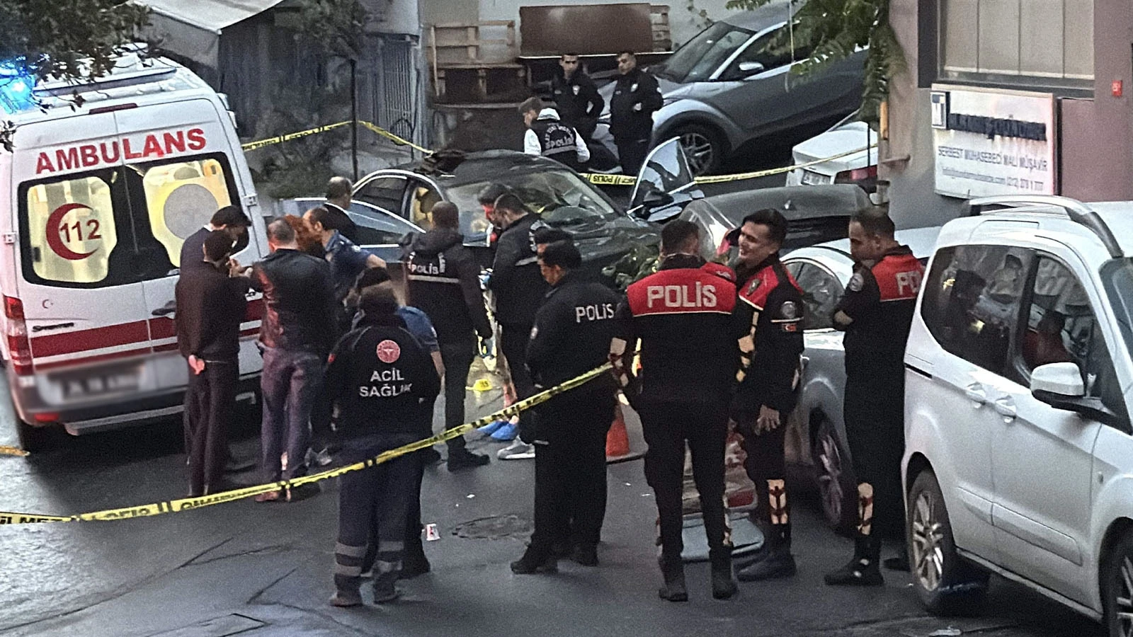 İstanbul'da kanlı pusu: Kurşunların hedefi olan genç adam, olay yerinde can verdi
