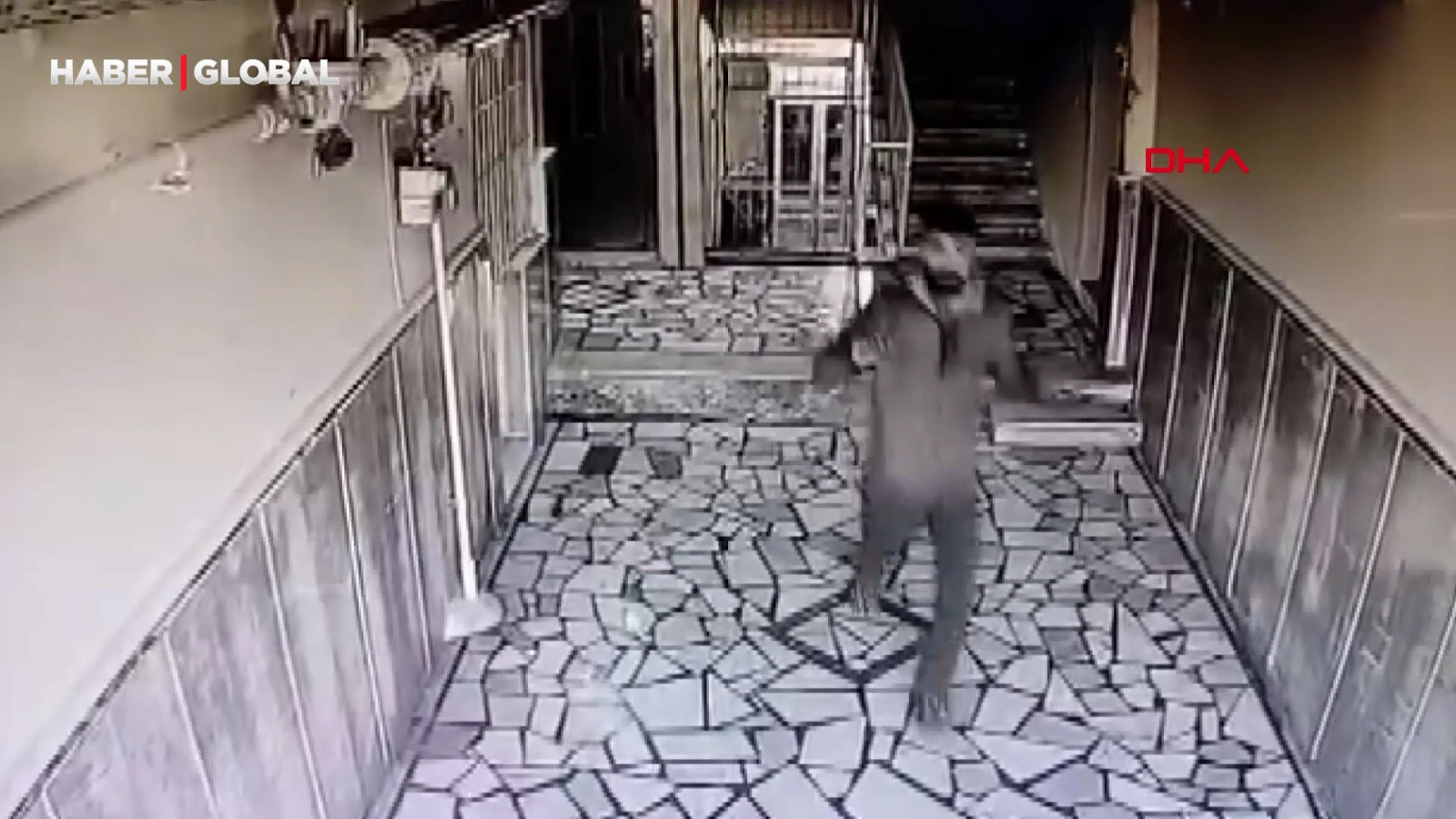 Hırsızlık yaparken kamerayı fark edince vazgeçti