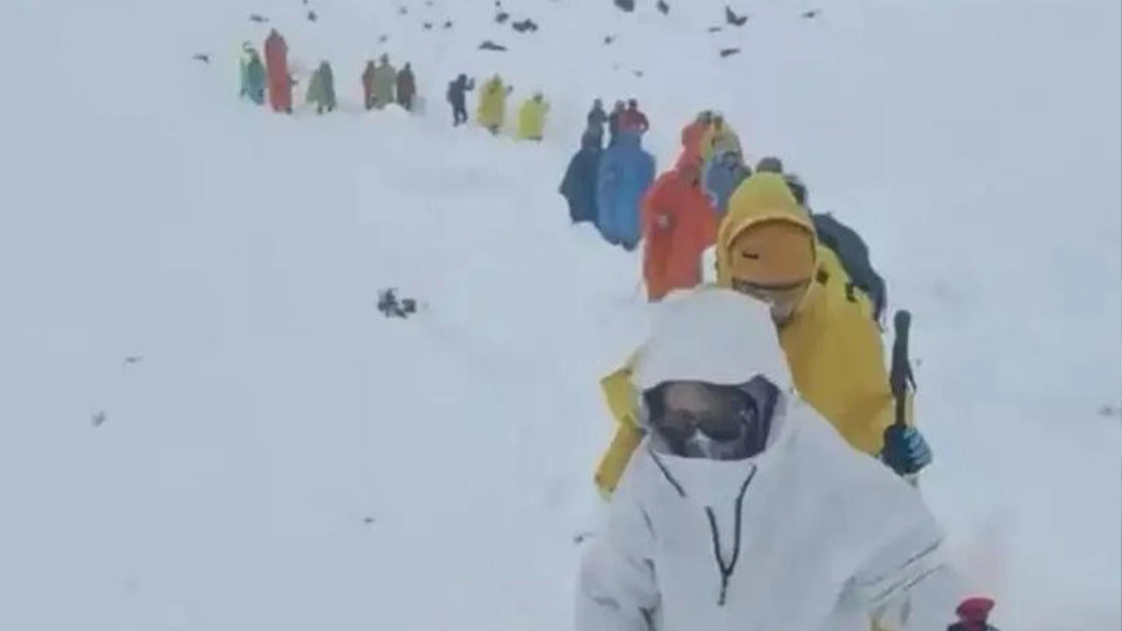 Everest Dağı'nda kar fırtınası: Bin kişi mahsur kaldı