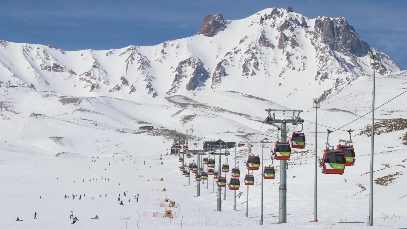 Turistler Erciyes'te güneşli havada kayak yapmanın keyfini çıkardı