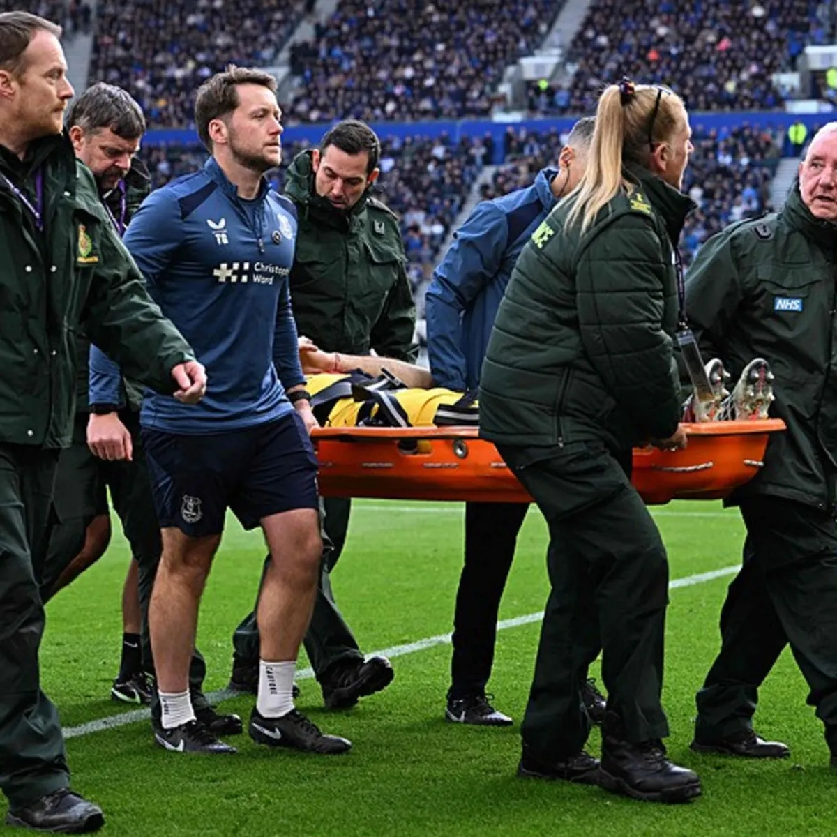 Everton-Chelsea Maçında Korkutan Anlar! Emiliano Martinez Sedyeyle Oyundan Çıktı