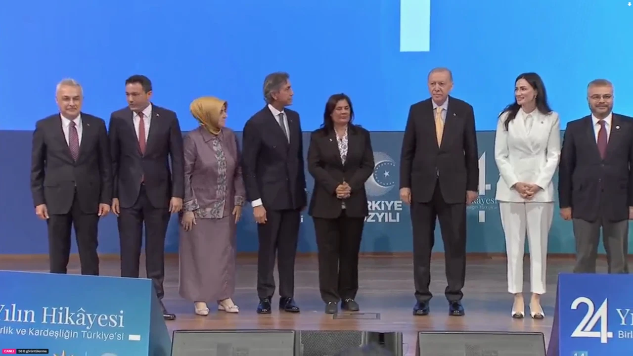 Cumhurbaşkanı Erdoğan Çerçioğlu'na AK Parti rozetini taktı
