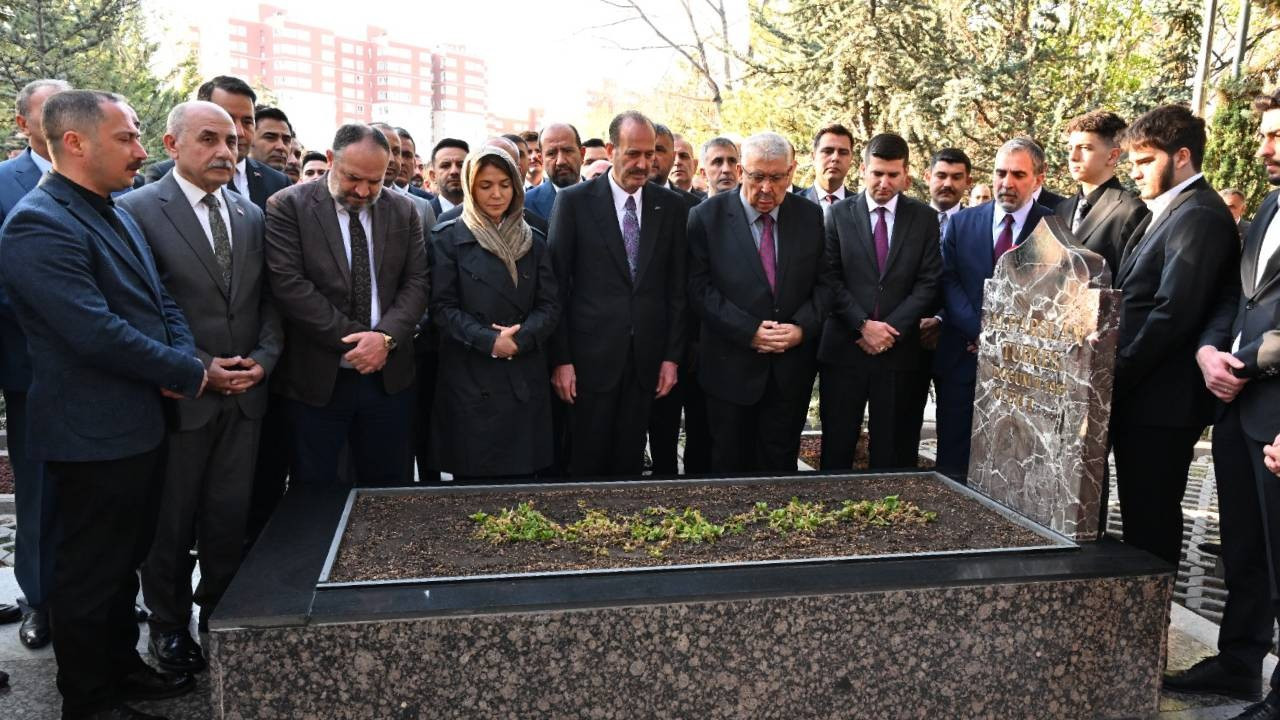 MHP'den Alparslan Türkeş'in kabrine bayram ziyareti