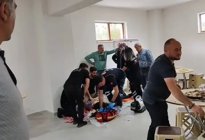 Nefes borusuna et parçası kaçtı, Heimlich manevrası ve kalp masajıyla kurtarıldı