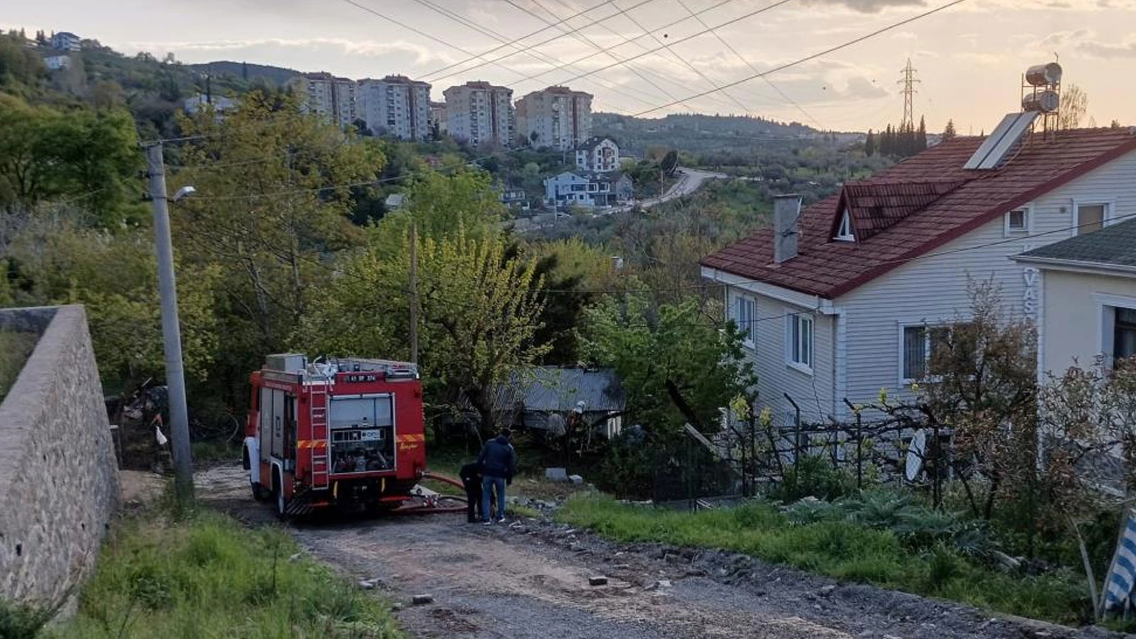 Mangal için yakılan barbekü çatı yangınına neden oldu