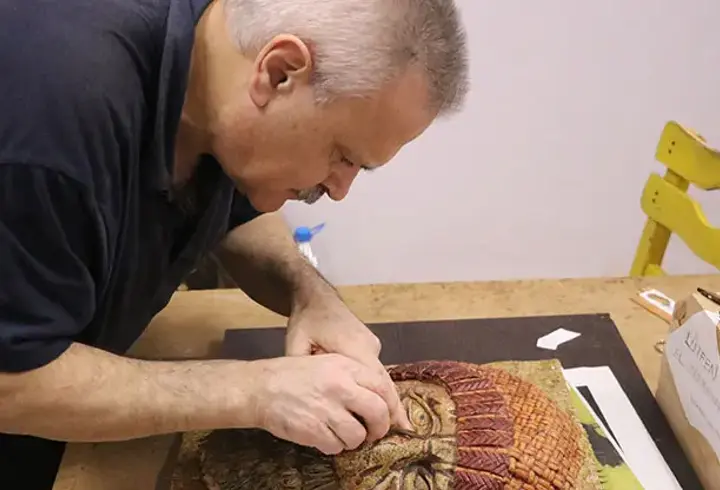 Tekirdağlı sanatçı balıkçıların zorlu yaşamını ahşaba yansıttı