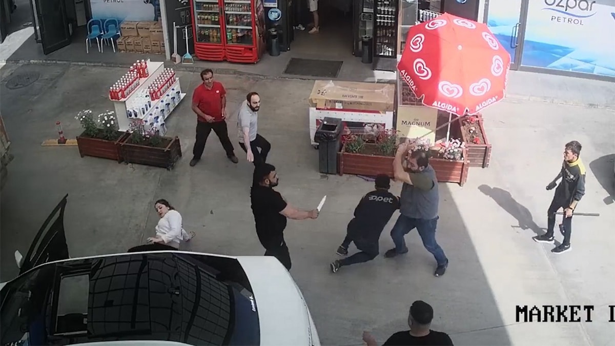 Polis ayırmakta güçlük çekti, silah kullandı! Ortalık savaş alanına döndü
