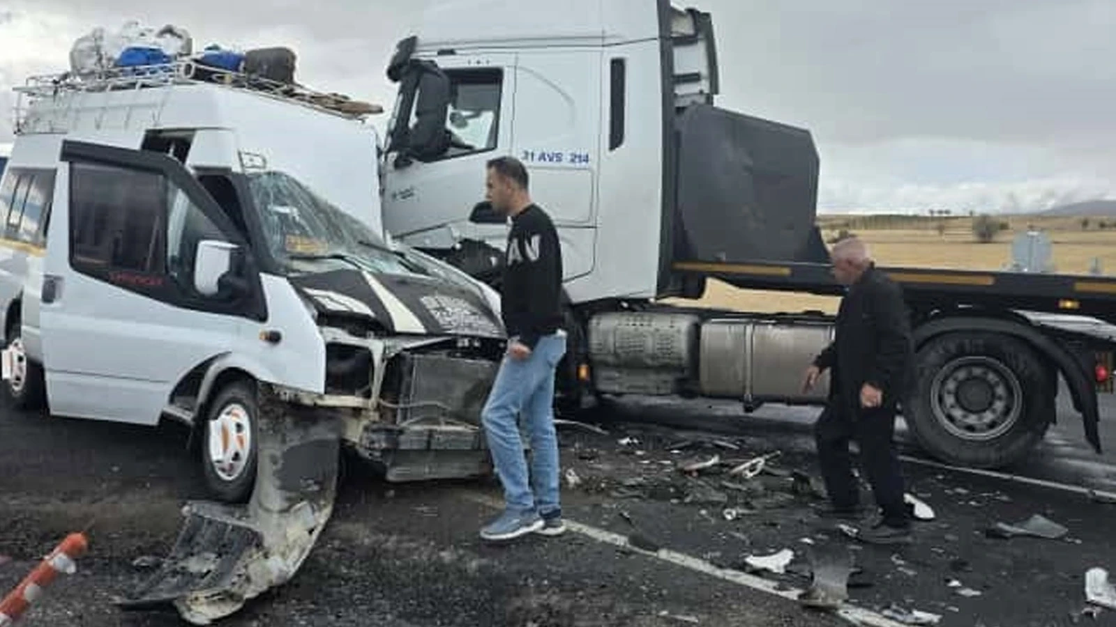 Nevşehir'de tarım işçilerini taşıyan minibüs tır ile çapıştı: Çok sayıda yaralı var