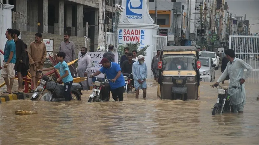 Pakistan'ın Karaçi kentinde şiddetli yağışlar nedeniyle 16 kişi hayatını kaybetti 
