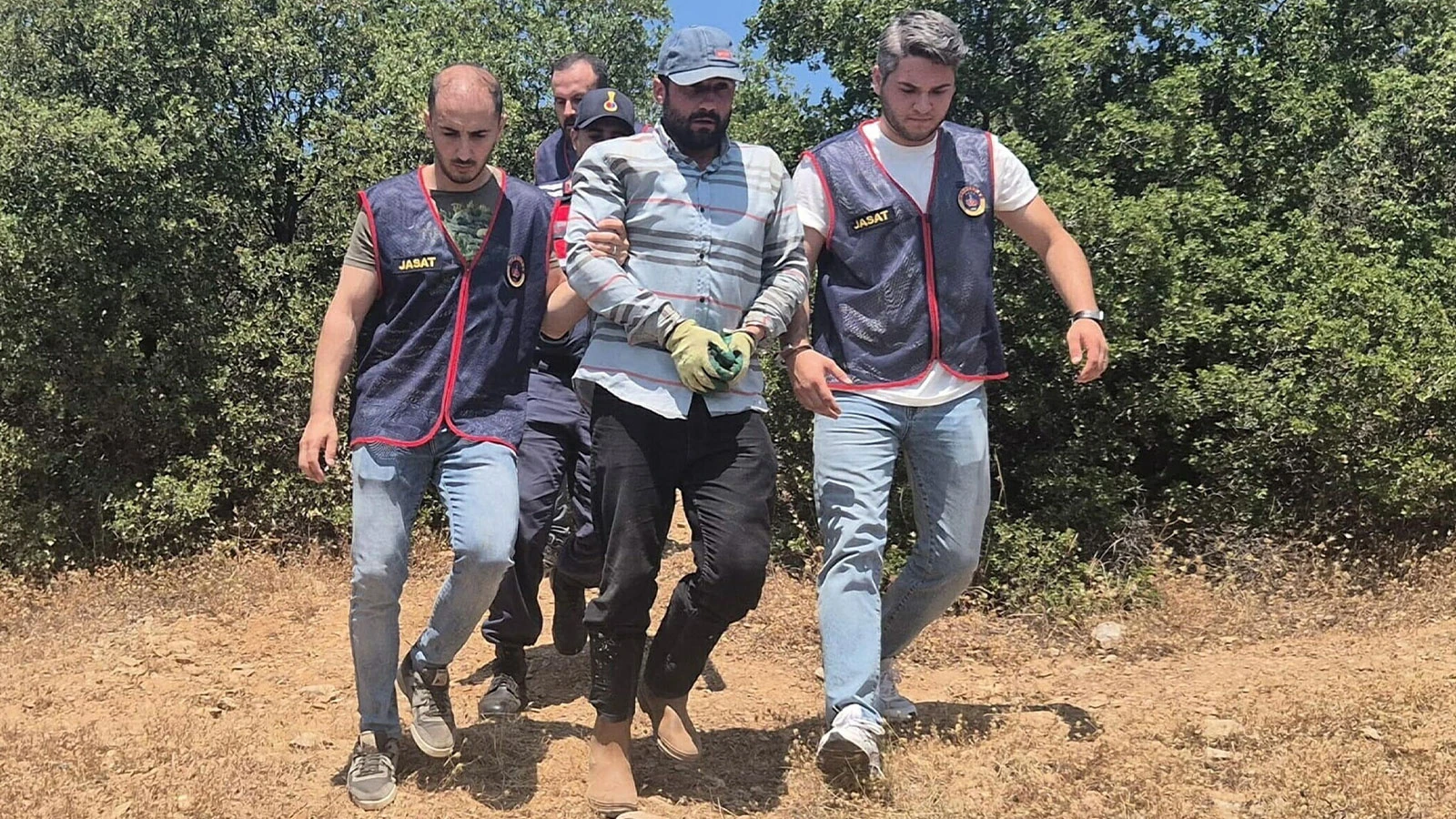 Yakalanmamak için dağda yaşayıp, ayı kapanı kurmuş