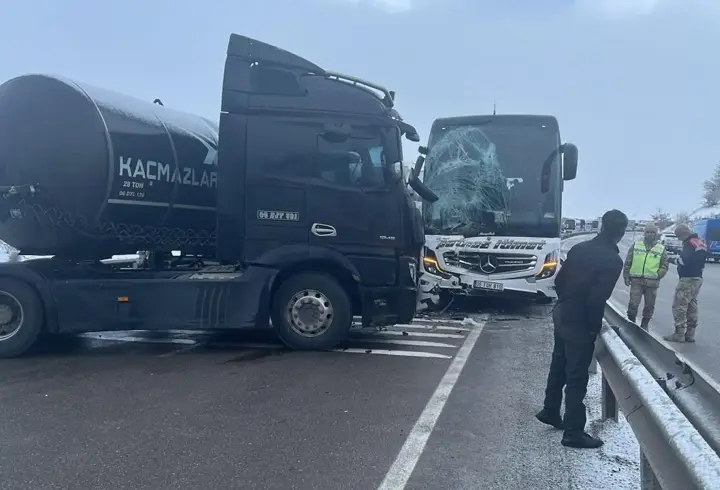 Kaygan yolda zincirleme kaza: 5 yaralı