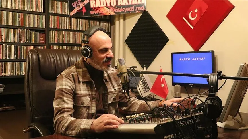 Gece programcılığıyla başlayıp satın aldığı radyoda 32 yıldır dinleyicilerine sesleniyor
