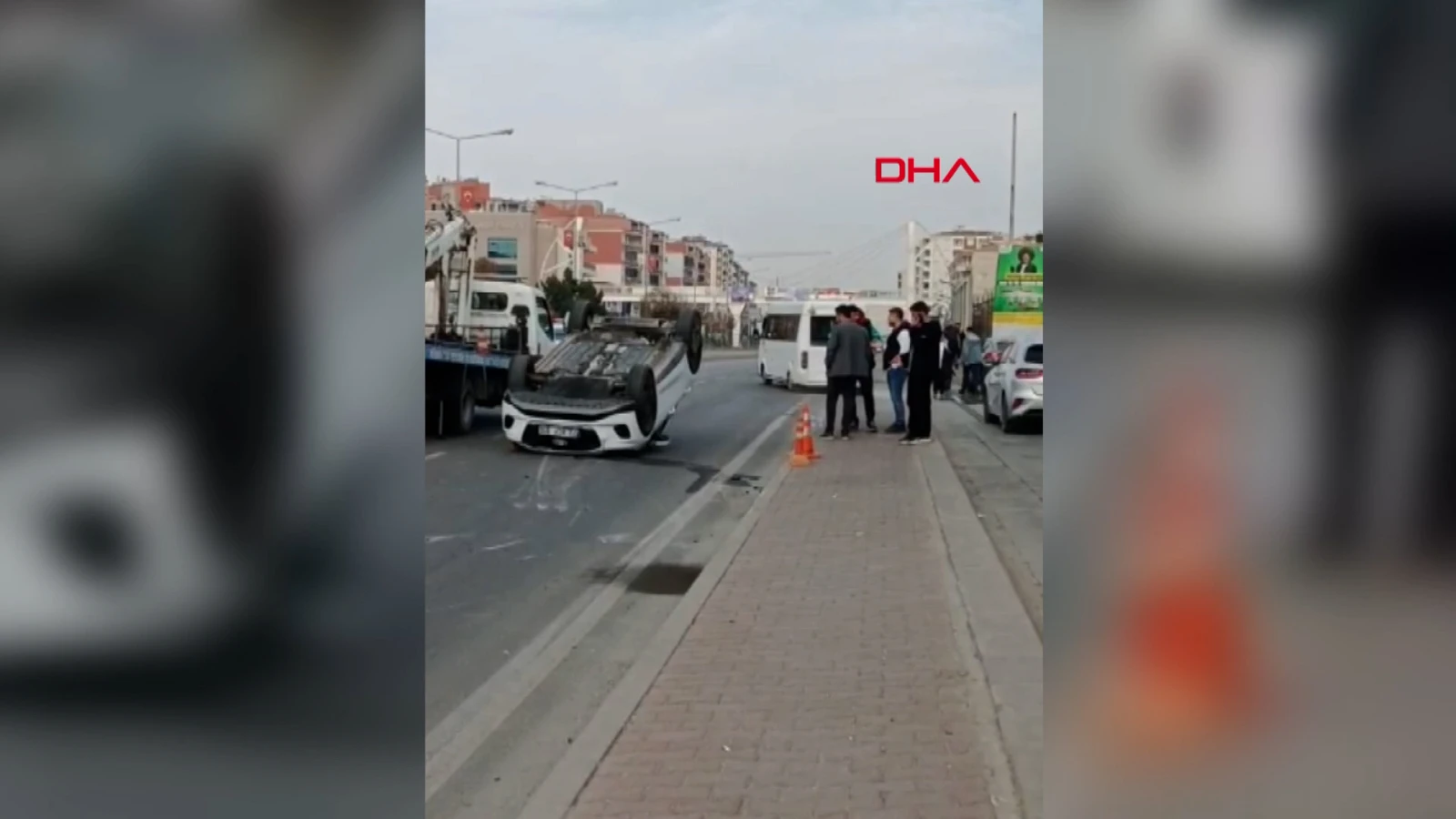 Otomobil refüje çarparak ters döndü: Kaza kamerada