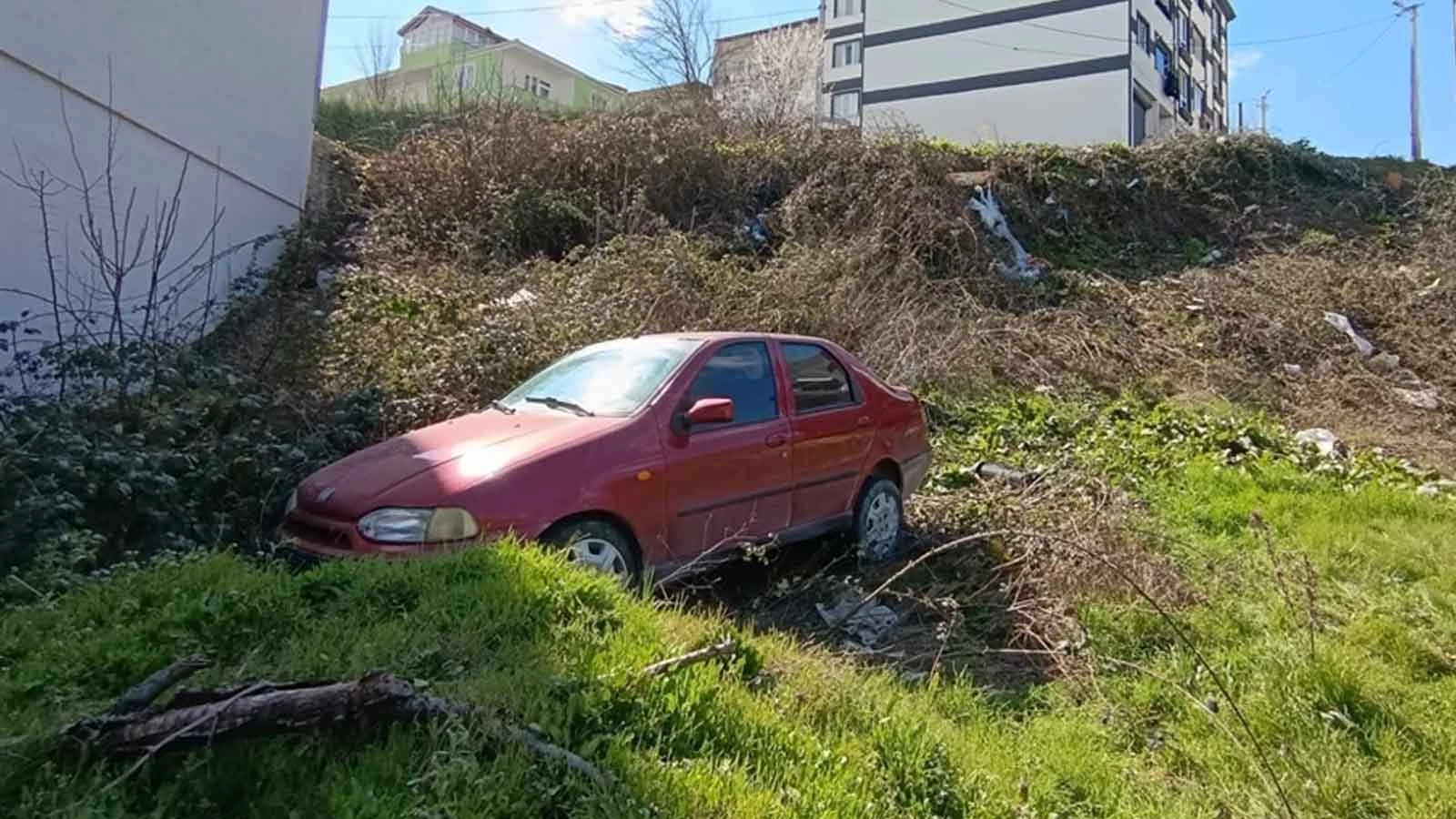 Otomobil şarampole uçtu; baba ile araçtan atlayan oğlu yaralandı