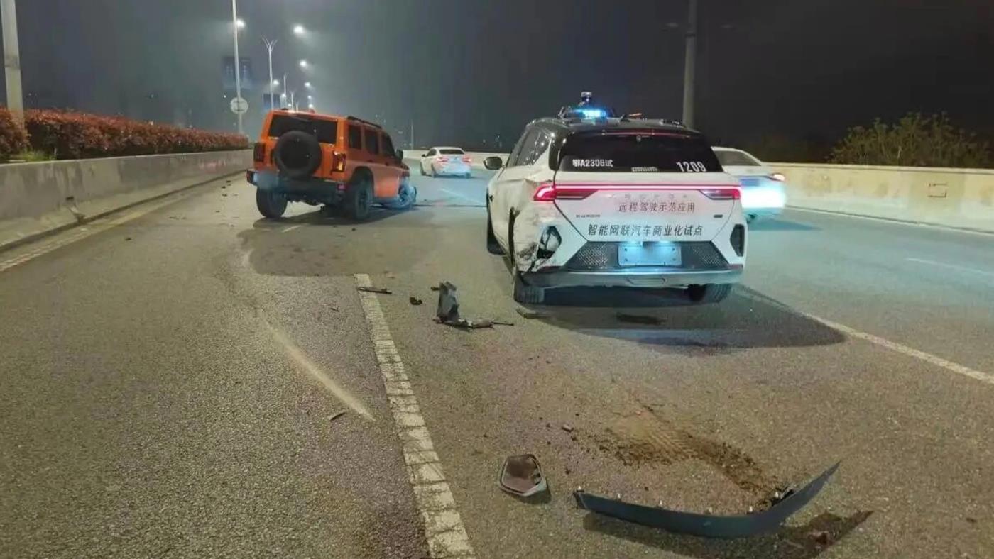 Çin’de robotaksi krizi: Yol ortasında donup trafiği kilitledi