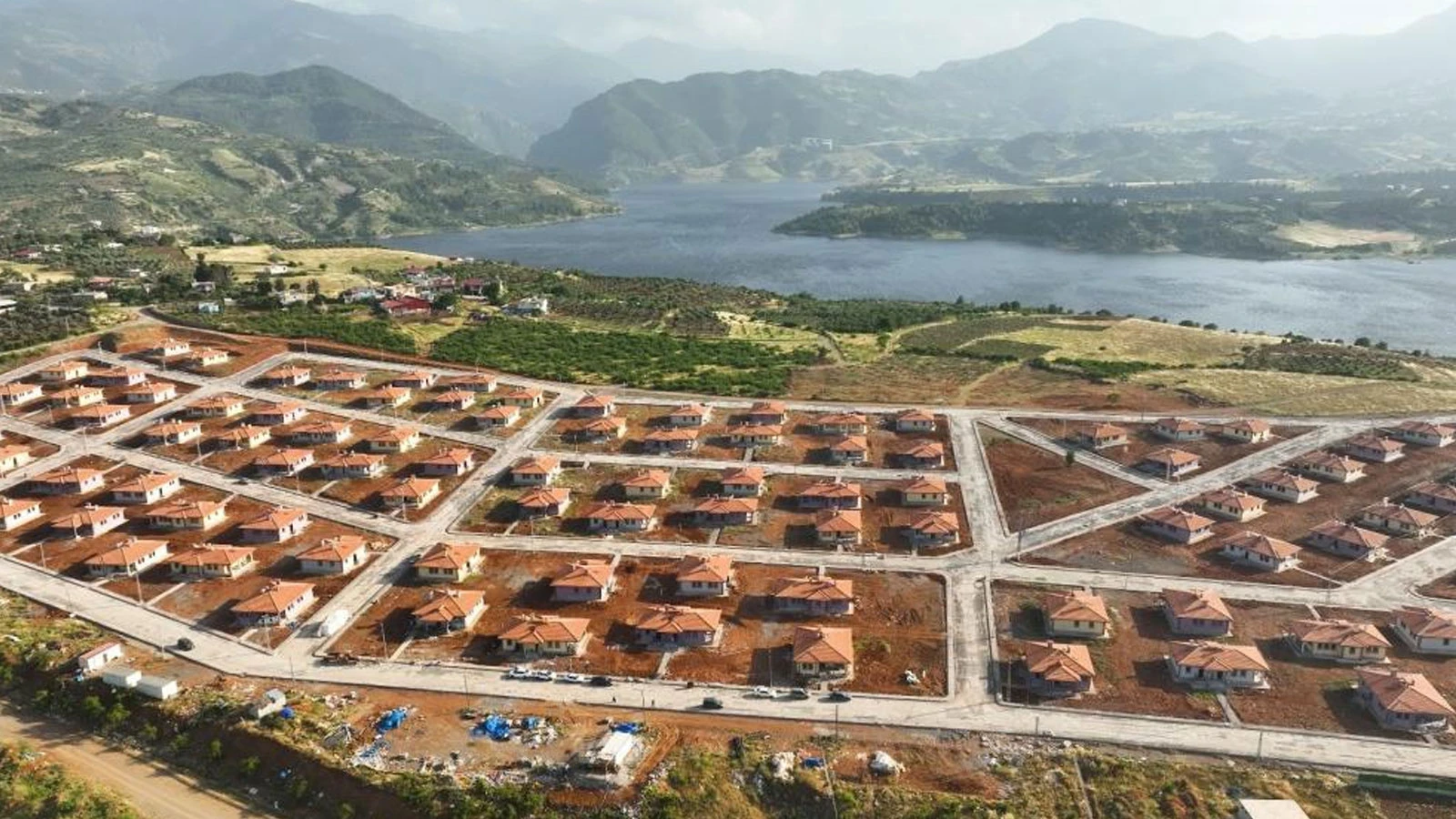Kahramanmaraş'ın göl manzaralı köy evleri tamamlandı