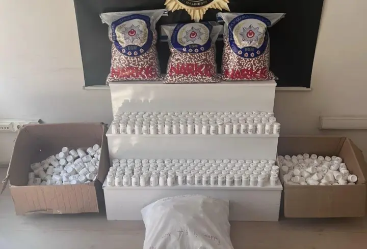 Otomobilde 52 bin 959 adet sentetik hap ele geçirildi; 2 tutuklama