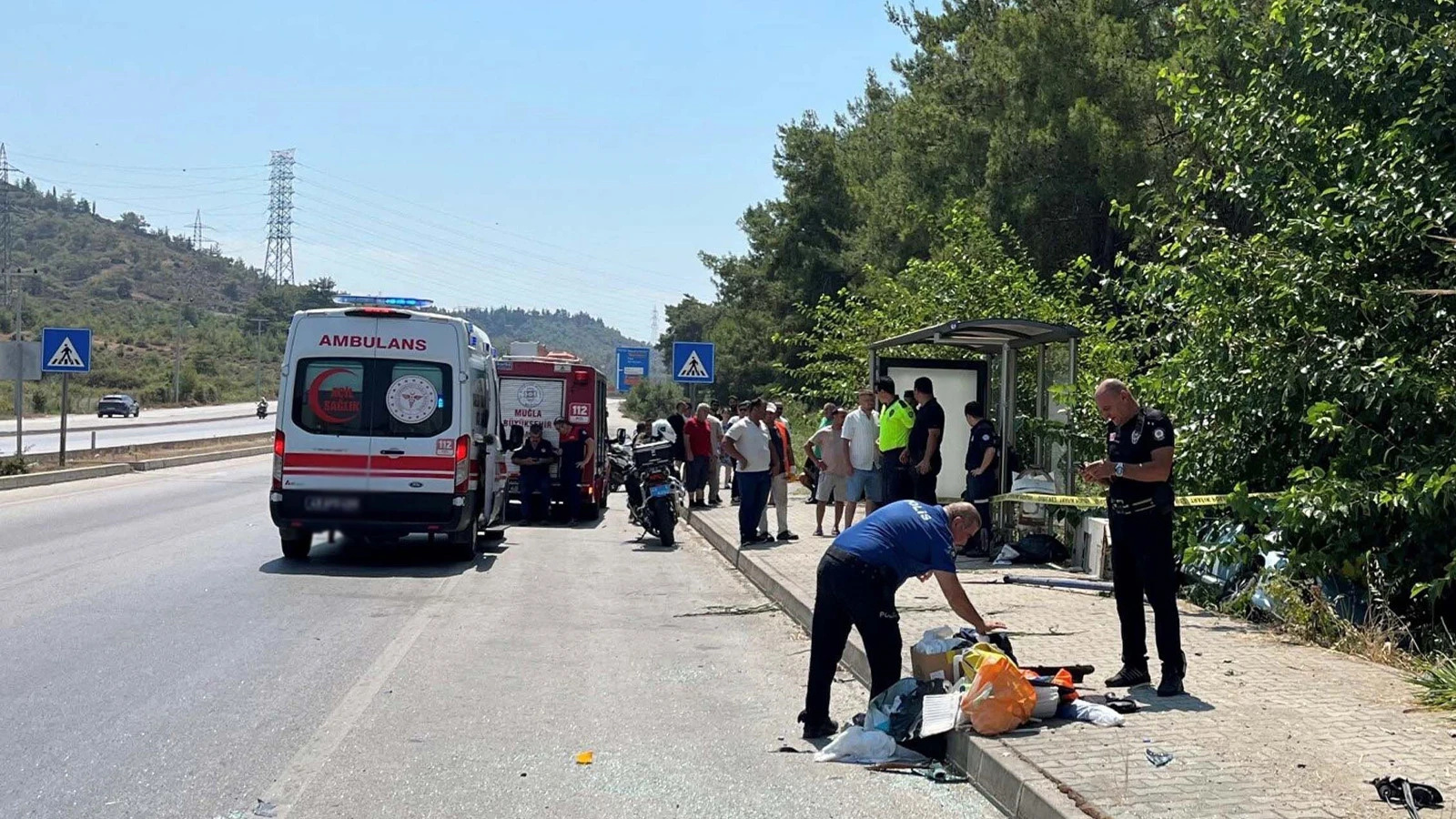 Muğla'da otomobil ağaca çarptı; sürücü yaralandı, oğlu ve kayınvalidesi öldü
