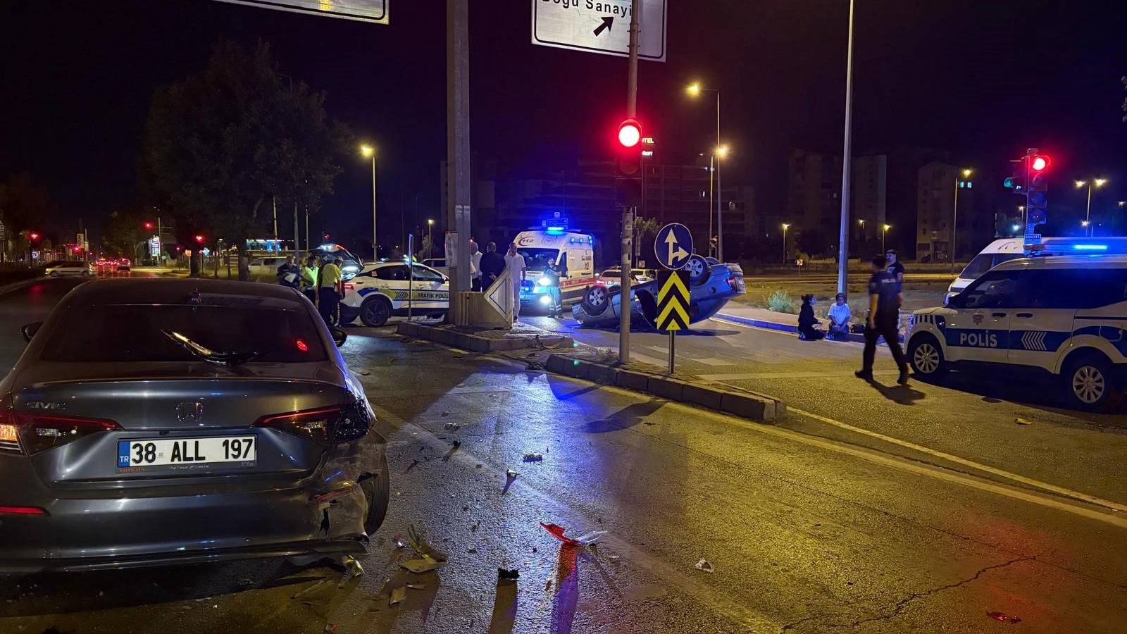 Kayseri'de ışıkta bekleyen otomobile arkadan çarpan araç takla attı