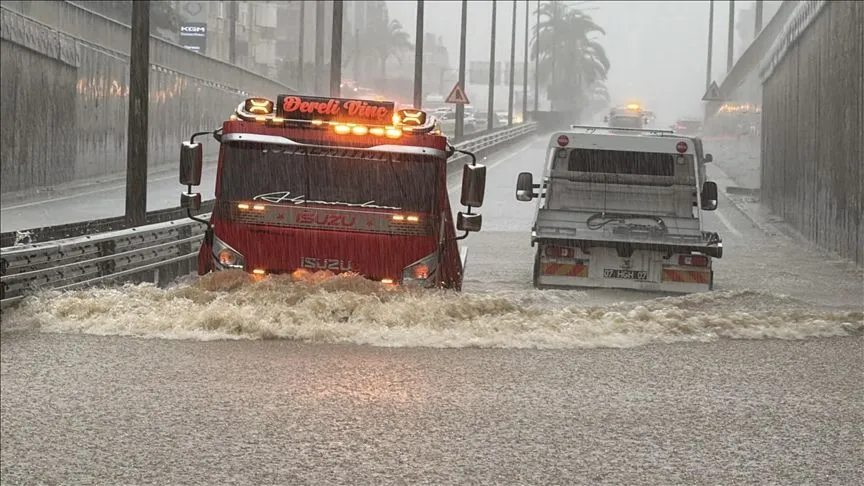 Alanya'da sağanak nedeniyle iş yerlerini su bastı, araçlarda mahsur kalanlar kurtarıldı