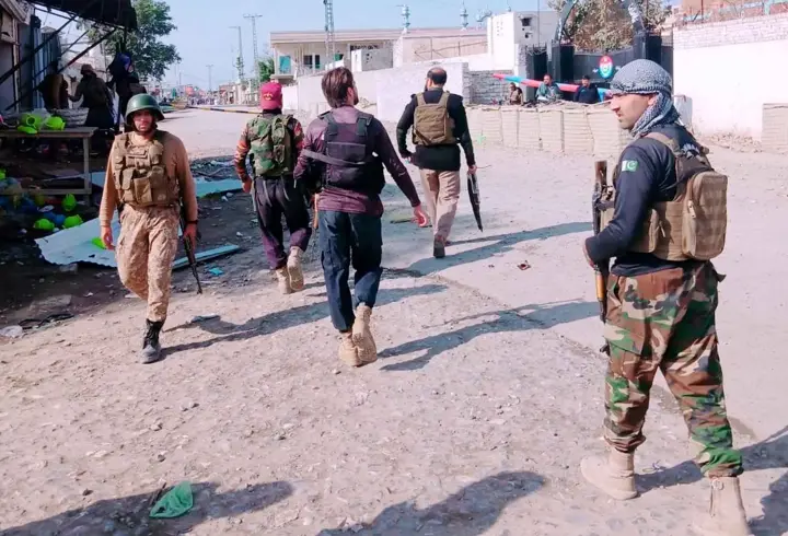 Pakistan'da güvenlik güçlerine bombalı saldırı: 12 ölü