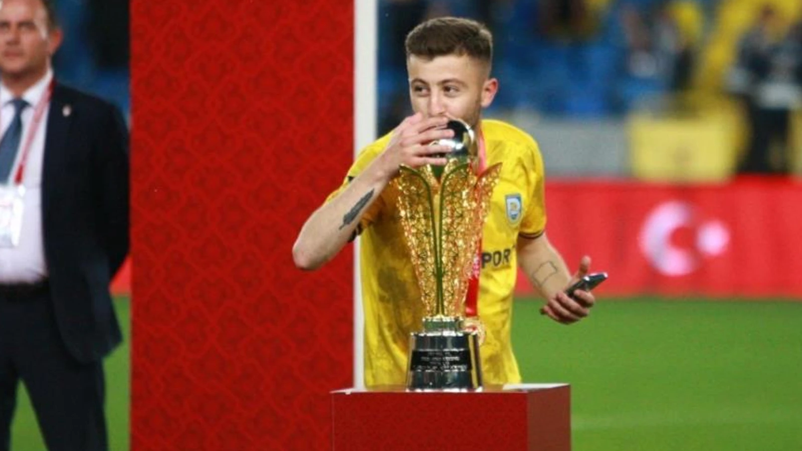 Kocaeli'de silahlı saldırı: 1'i futbolcu 3 yaralı